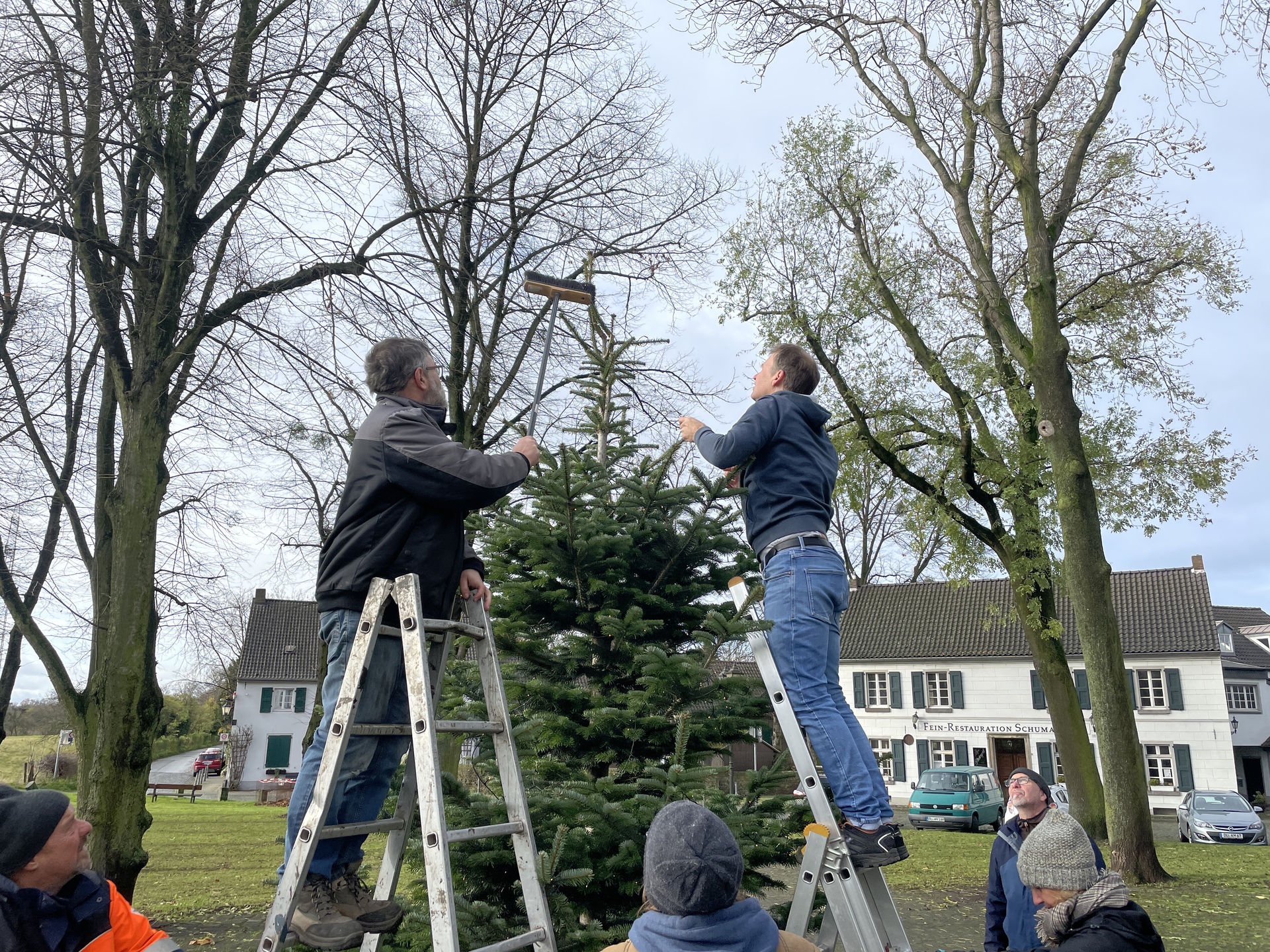 Errichten des Weihnachtsbaums auf dem Dorfplatz 11.2023